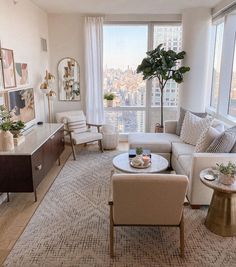 Interior Design Inspo Celebrities Houses, Favorite Candle, Hygge Living, Apartment Checklist, Apartment Living Room Design, Small Apartment Living Room, Small Living Room Decor, Apartment Aesthetic, Condo Living