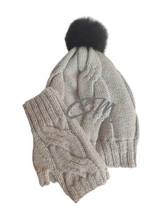 LIMITED STOCK this is a special edition Handmade alpaca Hats  with new design Alpaca Hat with fleece lining  - Luxury alpaca hats and  fingerless gloves 100% Alpaca Superfine >> MADE IN PERU *SIZE: One Size fits all *COMPOSITION:100% ALPACA SUPERFINE                               Fleece Lining        *COLOR : Light Gray IMPORTANT!: Do you want to buy as wholesale ?  Contact us, we will give you better prices and lower shipping costs. Women Winter Hat, Alpaca Hat, Unique Composition, Hat Handmade, Winter Hats For Women, Hat For Women, Winter Hat, Limited Stock, Fingerless Gloves