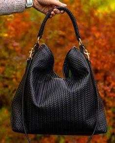 Specs 100% Real Leather. Top carry handle Pattern: Woven Design 1 zipper pocket Color: Black Size: 45x32 cm. Zip closure Travel Suitcases, Woven Leather Bag, Sacs Design, Bags Messenger, Stylish Handbags, Black Leather Bags, Designer Handbag, Classic Chic, Stylish Bag