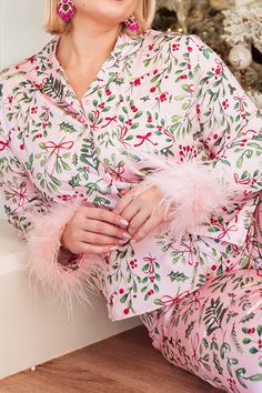 PINK CHRISTMAS SHEIDI CUTE PAJAMAS – ffmetro Christmas Lounge, Shirt Collar Styles, Pink Pajamas, Pink Holiday, Party Kleidung, Holiday Pajamas, Cute Pajamas, Pink Feathers, Holiday Prints