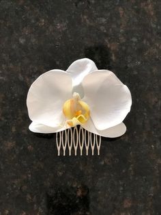 1 white orchid hair comb Orchid Clip, Tropical Elopement, Hairpiece Wedding, Orchid Hair, Orchid Bouquet, Xmas Dinner, Orchid Wedding, Wedding Hair Comb, Flower Resin