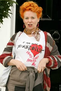 Conocida como Vivienne Westwood, es una diseñadora de moda británica Vivien Westwood, Vivienne Westwood Punk, Vivienne Westwood T Shirt, Vivienne Westwood Fashion, Punk Clothes, Andreas Kronthaler, Punk Pins, Estilo Punk, Ap Art