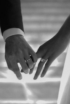 Ring Photoshoot, Marriage Photoshoot, Korean Wedding Photography, Engagement Photography Poses, Wedding Portrait Poses, Wedding Rings Photos, Wedding Picture Poses, Wedding Photography Styles, Wedding Couple Poses