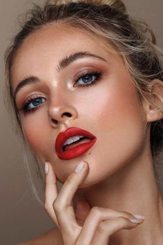 Makeup Bibir, Makeup Runway, Red Lips Makeup Look, Mekap Mata, Makeup Pengantin, Prom Makeup Looks, Red Dress Makeup, Red Lip Makeup