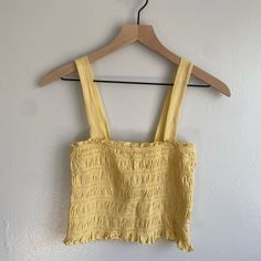 American Eagle Cropped Smocked Tank Top Light Yellow Super Cute Never Worn - Nwot Casual Yellow Smocked Top With Ruffles, Yellow Sleeveless Top With Smocked Bodice, Summer Yellow Smocked Top With Ruffles, Yellow Smocked Top With Ruffles For Summer, Yellow Smocked Top For Summer, Spring Yellow Cotton Smocked Top, Yellow Ruffled Smocked Top For Spring, Yellow Summer Tops With Smocked Back, Yellow Fitted Smocked Top