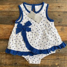 Nwt Super Cute Baby Dress Onesie With Blue Floral Print & Contrast Blue Details. Adorable Vintage-Style Petite Floral Print Snap Buttons At The Bottom For Quick Diaper Changes. The Wrap-Style Front Design Statement Bow On The Front Side Frill Details 3-6m Infant Dresses Summer, Infants Dresses, Blue White Dress, Baby Clothes Patterns Sewing, Kids Frocks Design, Baby Dress Patterns