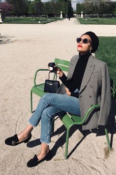 French Office Outfit Parisian Chic, Chic French Style Outfit, Parisian Business Women, Simple Parisian Outfit, French Women Office Style, French Style Blazer Parisian Chic, French Style Winter Outfit Parisian Chic, French Chic Style Parisians, Paris Clothing Aesthetic