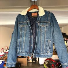 Never Worn Vintage Levi's Winter Outerwear, Vintage Levi's Outerwear For Winter, Levi's Fitted Outerwear For Cold Weather, Levi's Fitted Outerwear For Fall, Fitted Levi's Outerwear With Pockets, Levi's Classic Fall Outerwear, Classic Levi's Outerwear For Fall, Classic Fitted Winter Denim Jacket, Winter Classic Fitted Denim Jacket