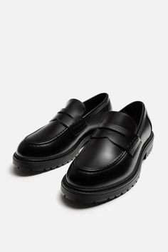 Dress loafers. Plain upper with saddle detail. Tonal interior lining and insole. Lug sole. Zara Loafers, Blazers Shoes, Trend Shoes, Loafers Outfit, Trench Coat Dress, Shoes New Balance, Shoes Aesthetic, Shoes Trendy, Dress Loafers