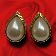 Vintage 1980's Petite Faux Pearl & Gold Tone Teardrop Earrings Pierced Couture Part of large buyout of former Manhattan jewelry store that was shuttered in the 1980's. Item is in good overall pre-owned condition; no flaws noted; please see photos for complete condition assessment. No markings or stamps noted. Vintage Teardrop Earrings For Formal Occasion, Vintage Teardrop Pearl Earrings For Anniversary, Vintage Pear-shaped Earrings For Formal Occasions, Vintage Teardrop Pearl Earrings For Pierced Ears, Vintage Pear-shaped Formal Earrings, Vintage Gold Teardrop Clip-on Earrings, Vintage Gold Teardrop Pearl Earrings, Vintage Teardrop Clip-on Earrings, Vintage Gold Teardrop Earrings For Party