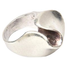 This wonderful hallmarked sterling silver ring is both sculptural and modernist. It is marked 925 sterling and TH-47 from Taxco Mexico. The initials stand for Taxco, the region of Mexico and the metalsmith's initial of his last name and the number 47 of his registration back then in the city's registrar's office. It has a great design to it and has dimension. The ring size is 5.25. It has height of 1.5" H. The width is 1". The open horseshoe shape on top looks best when facing to the right. It h Silver Clay Ring, Sculptural Ring, Ring Inspiration, Sculptural Jewelry, Silver Clay, Modernist Ring, Unusual Rings, Art Clay, Sterling Silver Cuff Bracelet