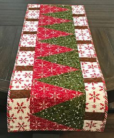 Cuddle Cat, Christmas Table Runner Pattern, Christmas Quilting Projects, Quilted Table Runners Christmas, Table Topper Patterns, Christmas Tree Quilt, Christmas Patchwork, Christmas Tree On Table, Patchwork Table Runner