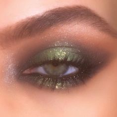 Renfaire Makeup Ideas, Forest Green Makeup, Ren Fair Makeup, Ren Faire Makeup, Fairy Core Makeup, 90s Eye Makeup, Mystical Makeup, Prom Eyes, Rock Makeup