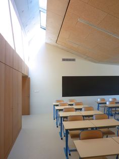 an empty classroom with desks and chairs