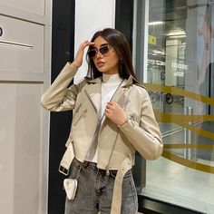 Outfits With Cream Leather Jacket, Leather Jacket Beige Outfit, Ivory Leather Jacket Outfit, Tan Moto Jacket Outfit, Nude Jacket Outfit