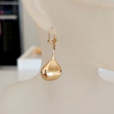 A beautiful pair of 9 ct solid gold Bomb drop earrings. Earrings are hollow inside for a comfort wear. Total weight -  2.09 grams Size - drop 3.6 cm from top of wire. width 16 mm Photographs haven been taken in multiple lighting conditions to give the best representation of the earrings. In good vintage condition. Please see the photos. Please be aware that we used a macro lens to photograph our item close up and allow you to see details, this may make them appear bigger on the screen than in pe Classic Pear-shaped Gold Earrings, Formal White Gold Teardrop Drop Earrings, Formal Fine Jewelry Teardrop Earrings, Hallmarked White Gold Drop Earrings, Modern Pear-shaped Earrings For Formal Occasions, White Gold Teardrop Earrings With Shiny Finish, Hypoallergenic Gold Pear-shaped Earrings, Modern Pear-shaped Formal Earrings, Classic Pear-shaped Polished Earrings