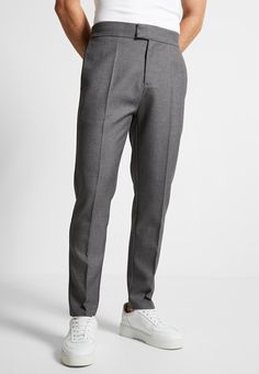 Maniere De Voir Elevate your wardrobe with our Slim Fit Pleated Tailored Trouser in Grey, featuring a modern tailored fit with a tapered hem for a refined look. With side slip pockets and a pleat to crease detail, these trousers effortlessly blend practicality with style. Perfect for both smart casual and formal occasions, these versatile trousers are a must-have addition to your collection. Pair with the Tailored Harrington Jacket in Grey for a complete ensemble. Grey Trousers Outfit, Casual Dressing, Dressing Sense, Harrington Jacket, Smart Trousers, Men Formal, Grey Trousers, Mens Formal, Mens Style