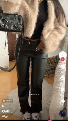 Xmas Fits Aesthetic, Fancy Winter Dinner Outfit, Outfit Inspo Going Out, Birthday Fits Winter, Xmas Outfit Ideas, Girly Outfits Winter, Leather Pants Fall Outfit, Winter Night Outfit, Lederhosen Outfit