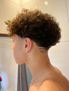 Low Fade Curly Hair, Curly Hair Taper, Curly Taper Fade, Taper Fade Short Hair, Fade Haircut Designs, Fade Haircut Curly Hair, Low Taper Fade Haircut, Taper Fade Curly Hair, Mens Hairstyles Curly