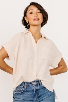 Get our basic Hammond Short Sleeve Top in a solid natural color. The textured material and cute button up style are a must have! Short Sleeve Cardigan Outfit, Button Shirt Outfit, Split Blouse, Button Up Style, Baltic Born, Shoes Outfit Fashion, Shoes Outfit, Shirt Cuff, Cardigan Outfits