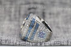 a close up of a ring on top of a piece of cloth with the words, new york giants