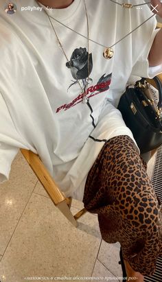 Spring Staples 2024, Winter Outfits 2023 Casual, Maxamilist Style, Modern Rock Aesthetic, Leopard Print Shirt Outfit, Dive Bar Outfit, House Party Outfits, White Tee Outfit, Milan Style