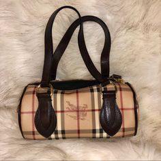 Like New Barely Used No Dust Bag Gold Hardware Zip To Close No Pockets Fits Over Shoulder Willing To Post More Photos Just Comment And Ask 8.5 Inches Long Strap Drop Approx 5 Inches Vintage Burberry Bag, Burberry Style, Burberry Shoulder Bag, Bag Obsession, Burberry Vintage, Barrel Bag, Vintage Burberry, Pretty Bags, New Wardrobe