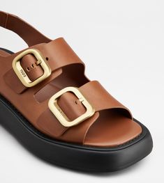 Sandals in fine leather with straps and branded metal buckles, cushioned insole and rubber outsole with rubber pebbles. Leather Slippers, Brown Sandals, Metal Buckles, Leather Sandals, Leather Shoes, Clogs, Womens Sandals, Leather Upper, Dust Bag