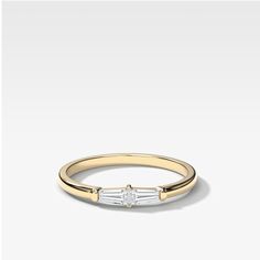 Anillo de compromiso con solitario de medio bisel East West y talla ra - GOODSTONE Minimal Wedding Band, Knife Edge Ring, Bar Setting, Jewelry Wardrobe, Bezel Set Ring, Bold Rings, Butter Knife, Cushion Cut Diamonds, Eternity Wedding Band