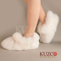 Baby alpaca slippers, natural color. Ideal for resting your foot. They are very soft, fluffy and comfortable, they allow you to add the atmosphere of home due to their open but warm design. It will be perfect for you to use them in the fall and winter seasons. Flip flops for any type of climate, they are antiperspirant, an exclusive characteristic of alpaca fiber, they are thermoregulatory. Baby alpaca garments are soft, warm, light and luxurious. You will feel the softness and warmth of the bab Alpaca Slippers, Handmade Slippers, Winter Slippers, Fur Slippers, Alpaca Fiber, Mild Shampoo, Baby Slippers, Baby Alpaca, Alpaca