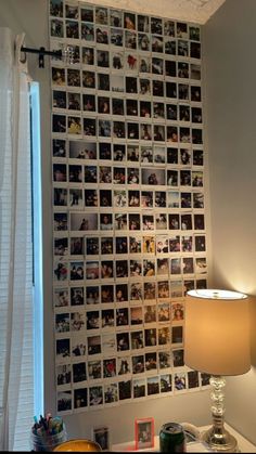 lindo e faria para vender Room Ideas Polaroid, Friend Picture Wall Ideas Bedroom, Instax Room Decor, Diy Vision Board Inspiration Wall, Polaroid Display Ideas Creative, Picture Walls Bedroom, Room Decor Ideas Bookshelf, Polaroid Board Ideas, Things To Put On My Wall