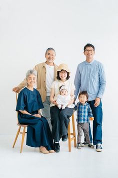 Family Portrait Idea, Family Photography Studio Ideas, Photo Family Ideas Studio, Korean Family Photoshoot Studio, Cool Family Photos, Big Family Photoshoot Studio, Family Picture Studio, Family Photo Studio Ideas, Photoshoot Family Ideas