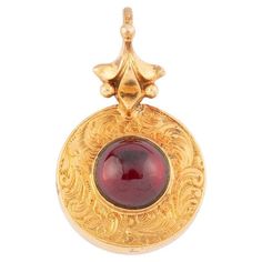 Pendentif porte-souvenir de la fin du 19ème siècle. De forme ronde, il est en métal plaqué or et orné d'un cabochon de grenat en serti clos au centre d'un décor finement ciselé de rinceaux feuillagés. La bélière en or 14 carats (585 millièmes) stylisant une feuille. Il renferme des cheveux tissés. Poids total du bijou : 3,3 g environ. Hauteur 2,7 x Largeur 1,6 cm. Ne s'ouvre pas. 18k Gold Bracelet, Large Bracelet, Antique Pendant, Antique Necklace, Garnet Stone, Metal Plaque, Stone Cuts, Grimm, Natural Pearls