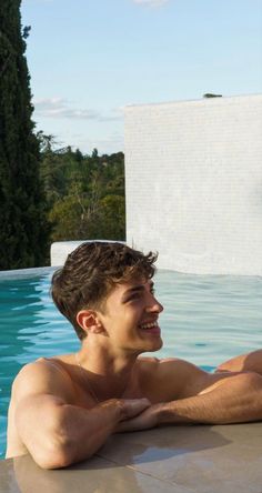 Elite Netflix Aesthetic, Manu Rios Elite, Patrick Elite, Elite Aesthetic, Elite Aesthetics, Men Haircut Curly Hair, Taper Fade Haircut, Pool Boy