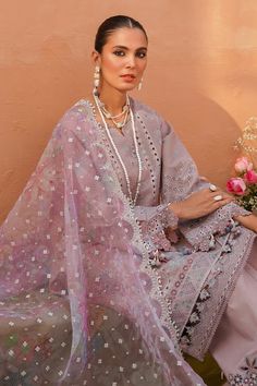 Have a look at Classical Embellished Pakistani Kameez Salwar Suit which is a breathtaking masterpiece that will give you a head-turning look at festivals. Pakistani Kameez, Organza Suit, Organza Suits, Raw Silk Fabric, Beautiful Pakistani Dresses, Embroidered Organza, Organza Dupatta, Jacquard Dress, Suit Fabric