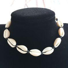 Abbraccia le vibrazioni rilassate e tropicali con la nostra collana di conchiglie di ispirazione hawaiana, realizzata in acciaio inossidabile color argento e caratterizzata da accenti di conchiglia naturali.
Questo girocollo alla moda mette in mostra una collezione di conchiglie accuratamente selezionate, rendendolo un accessorio sorprendente che aggiunge un tocco di stile ispirato alla spiaggia al tuo completo.
Il design fatto a mano mette in risalto la bellezza delle conchiglie, aggiungendo un tocco artistico unico al tuo look.
La collana misura 35 cm di lunghezza, con catena extender da 10 cm per garantire una vestibilità comoda e personalizzabile.
Questa affascinante collana è un regalo perfetto per amici, madri o persone care ed è adatta per varie celebrazioni e traguardi.
La struttu Kalung Choker, Necklace Casual, Ikat Kepala, Handmade Chokers, Reindeer Headband, Casual Necklaces, Rhinestone Dress, Shell Necklace, Floral Headbands