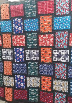 a quilt made with many different colored squares