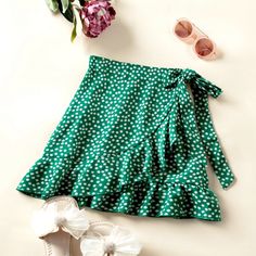 Never Worn! Perfect Just In Time For Spring Bow Shorts, Half Skirt, Floral Fit, Floral Print Skirt, Summer Fabrics, Green Skirt, Ruffle Skirt, Ditsy Floral, Asymmetrical Dress