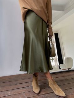 Elegant Skirts, Satin Skirts, Midi Skirts Style, High Waist Maxi Dress, Rok Outfit, Pink Midi Skirt, Skirts Summer, Satin Maxi Skirt, Satin Fashion