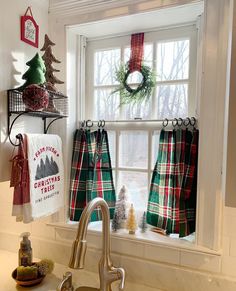 Transform your living space into a festive wonderland this holiday season. Discover 20 glamorous Christmas curtains that infuse elegance and festive charm, making your celebrations unforgettable. Christmas Kitchen Decor Ideas, Cozy Christmas Decor, Country Christmas Decorations, Christmas Kitchen Decor, Cottage Christmas, Fresh Christmas Trees, Christmas Decorations For The Home, Kitchen Decor Ideas, Farmhouse Christmas Decor