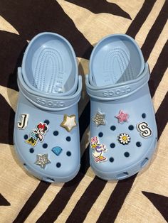 Croc Inspiration, Crocs Aesthetic Outfit, Jibbitz Crocs Ideas, Croc Jibbitz Ideas, Jibbitz Ideas, Cool Crocs, Crocs With Jibbitz, Crocs Aesthetic, Blue Crocs