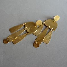 These earrings are made of brass, I cut by hand the foil 0.5mm thick for all the components, the jump rings are closed with welding so as to prevent opening a piece may be lost, I then gave a scratched finish to give a frosted effect on the surface. They are part of a limited series of earrings totally made of brass, where the geometric shapes composing give life to long chandelier earrings, light, full of movement and with a certain aesthetic effect. The style is modern, minimal, clean, the man Long Chandelier, Earrings Chandelier, Jewelry Making Earrings, Earrings Geometric, Textile Jewelry, Handmade Wire Jewelry, Blue Jewelry, Contemporary Jewellery, Brass Jewelry