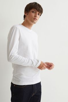 Slim-fit shirt in soft  cotton-blend jersey. Round neck and long sleeves. Relaxed Fit Long Sleeve T-shirt For Everyday, Everyday Long Sleeve Relaxed Fit T-shirt, Everyday Relaxed Fit Long Sleeve T-shirt, Relaxed Fit Long Sleeve Tops For Casual Gatherings, Classic Long Sleeve Tops For Everyday, Classic Long Sleeve Relaxed Fit T-shirt, Basic Long Sleeve Fitted T-shirt, Basic Fitted Long Sleeve T-shirt, Fitted Long Sleeve Basic T-shirt