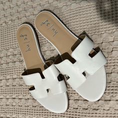 Beautiful White Slides Never Worn White Open Toe Flats For Summer, White Round Toe Flats For Beach, White Round Toe Flats For The Beach, White Cushioned Flats For Summer, White Open Toe Beach Flats, White Open Toe Flats For Beach, Trendy White Open Toe Flats, White Closed Toe Flats For Beach, White Casual Summer Flats