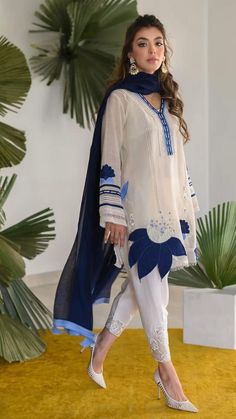 Nadia Farooqui, Short Kurta, Gaun Fashion, Pakistani Fashion Casual, Pakistani Fashion Party Wear, Beautiful Pakistani Dresses