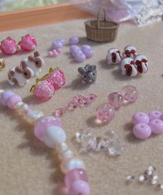 there are many different types of beads on the table