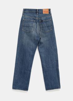 These Chimala jeans are straight/narrow cut, five pockets style, front button fastening and a high rise. Light distressed effect. Fits true to size, choose your regular size. Women jeans sizing. Hand Makeup, Straight Cut Jeans, Sneaker Jewelry, Vestidos Vintage, Selvedge Denim, Beauty Body, Flat Boots, Cool Socks, Straight Cut