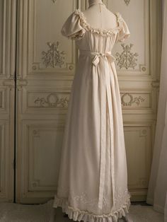 Immerse yourself in the elegance of the Regency era with this exquisite cream Bridgerton-inspired dress. Perfect for brides and special occasions, this gown combines vintage charm with luxurious details, making it a timeless addition to your wardrobe. Elegant Design: Featuring a classic Regency silhouette, this dress b Regency Silhouette, Regency Era Dress, Nontraditional Wedding Dress, Antoinette Dress, Champagne Evening Dress, Wedding Dresses High Low, Floral Applique Dress, Bridgerton Inspired, Beaded Embellishments