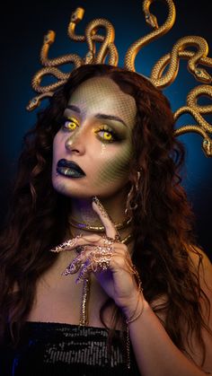 #medusa #medusamakeup# makeup #transition #makeuptransition #makeuptutorial #daymakeup #trends #partymakeup #makeupvideos #makeupartist #makeupideas Poseidon Halloween Costume, Diy Medusa Costume Outfit, Medusa And Poseidon Costume, Medusa Costume Makeup, Scary Medusa, Trendy Costumes, Poseidon Costume, Medusa Cosplay