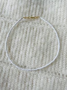 This basic white seed bead necklace is perfect for all year round and matches with every outfit! Please message us with any questions! Open to customizing! Tiny Seed Bead Jewelry, Sead Bead Necklace, White Seed Bead Necklace, White Beaded Necklace, White Beads Bracelet, White Beaded Necklaces, Diy Jewelry Unique, Handmade Jewelry Tutorials, White Necklace